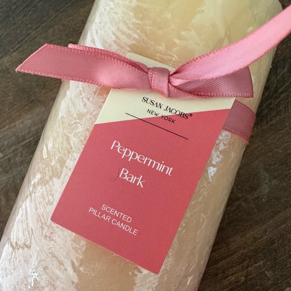 Susan Jacobs NEW Pillar Scented Candle Peppermint Bark - Picture 3 of 3